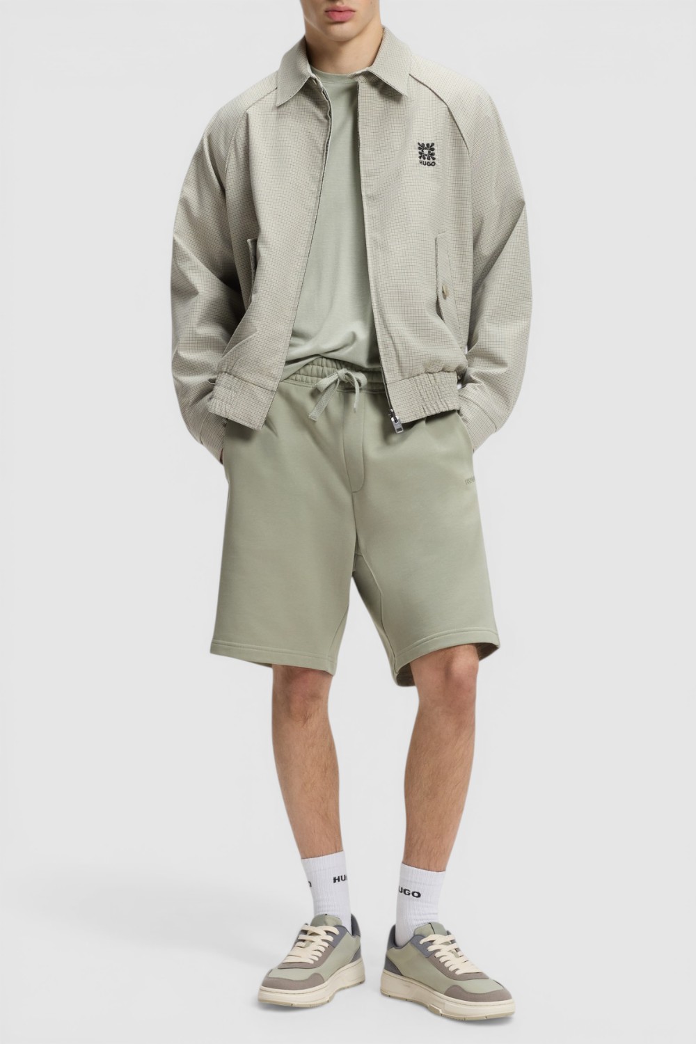 תמונת כל הלוק של מכנסי ג'וגר קצרים